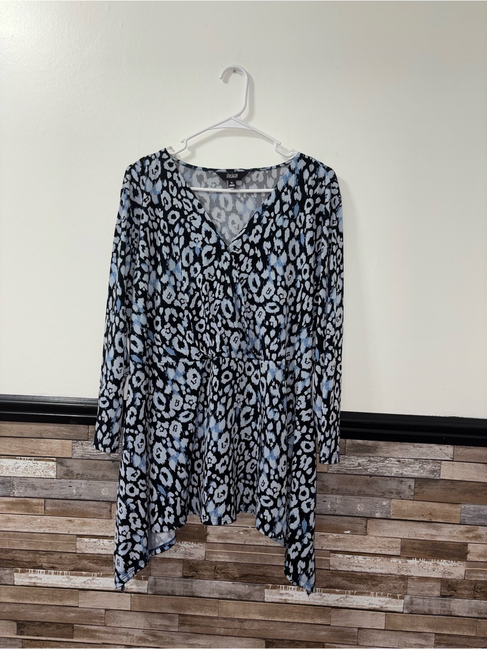 Slim Factor by blue leopard print surplice tunic with an asymmetrical hem XL